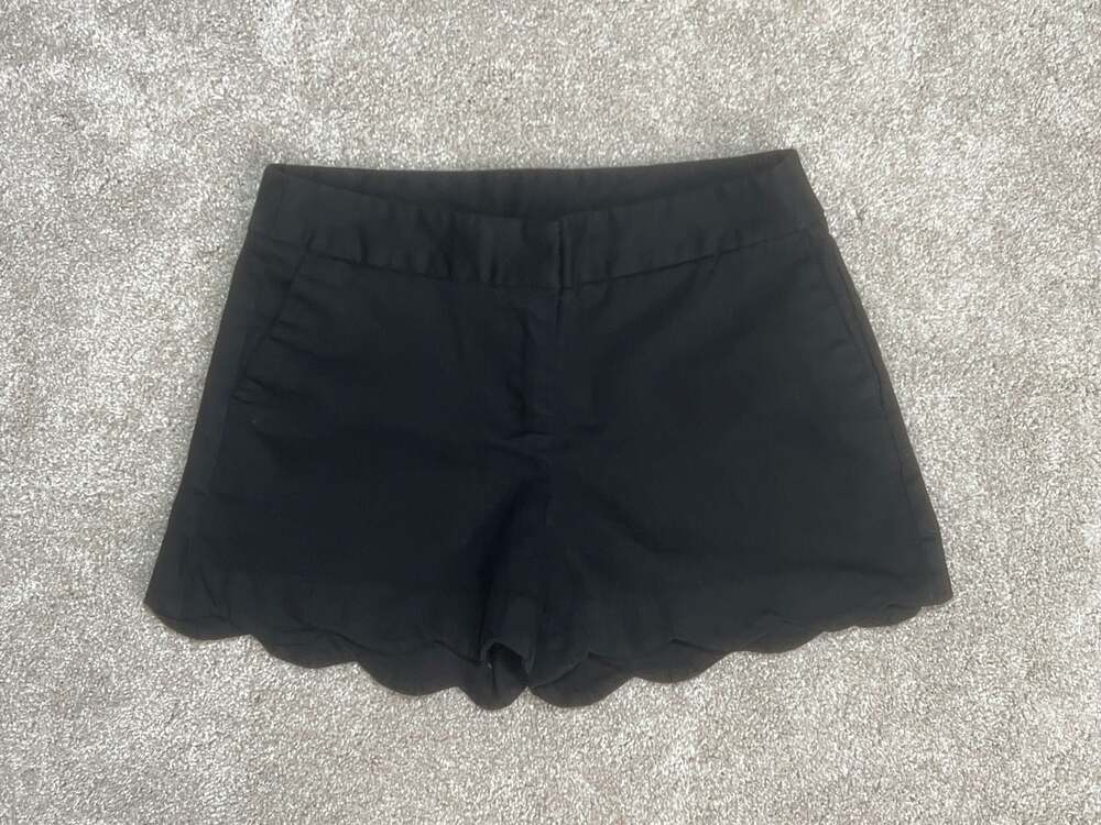 Attyre New York Black Scalloped Hem Shorts Size 4